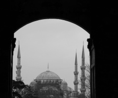 Tüm kapılarımız  hakka açılsa.....