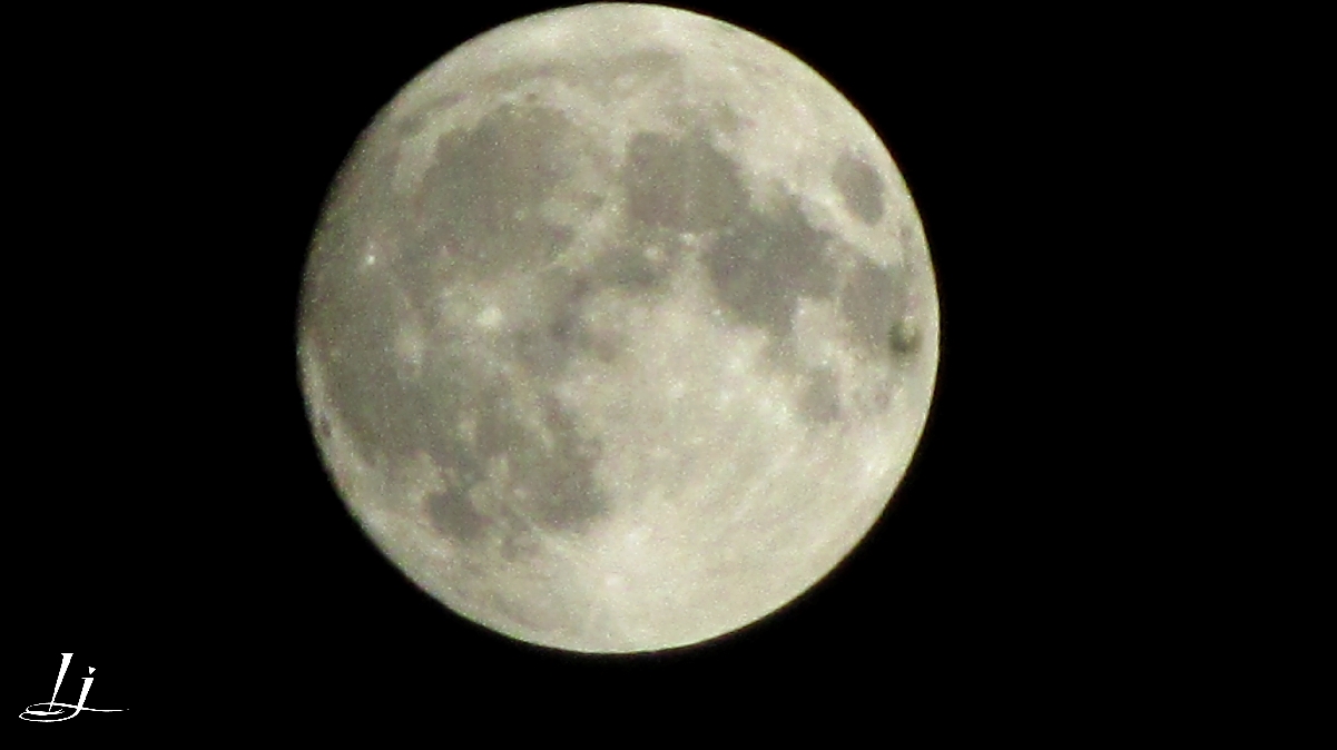 Moon minus. Луна крупным планом картинки. Планетарий Луна. Затмившая луну красавица. Фото Луны из ютуба.