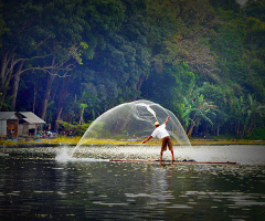 menjala ikan
