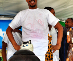 Yüzündeki gülümsemeyi eksik etmeyenlere.