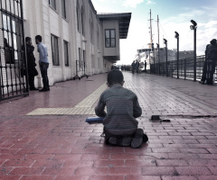 Başını dik tut çocuk.