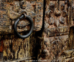 Una puerta de madera