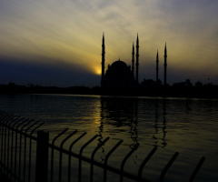 Gün batımında bir Camii