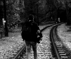 Yürüyen Yiğide Yol dayanirmi