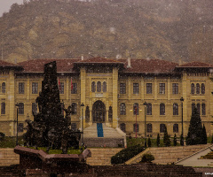 Kar Eşlik Eder Tarihe