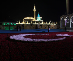 Mevlana Meydanında Lalelerden Türk Bayrağı