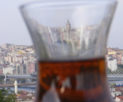 Bir çay içimi, Galata Kulesi..