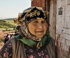Sevilen bir yaşlı, çiçek açmış kır gibidir.