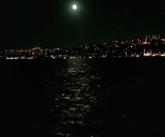 Ayın şavkı vurdu geceye
