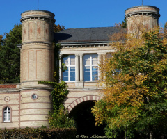 gate house 
