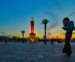 İZMİR SAAT KULESİ VE KIZLARI