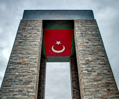 Türbedârın gibi tâ fecre kadar bekletsem;  Gündüzün fecr ile âvizeni lebriz etsem;  Tüllenen mağribi, akşamları sarsam yarana...  Yine bir şey yapabildim diyemem hâtırana