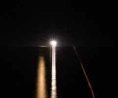 Hiçbir zaman tam karanlık değildir gece.