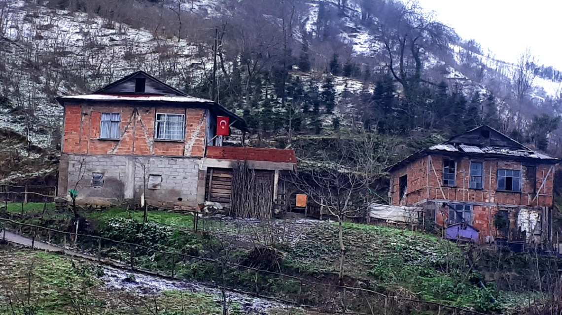 Sanki terkedilmiş bir viraneyim
