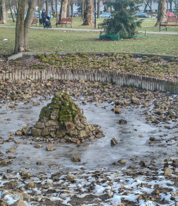 STONE FONTAINE IN THE PARK