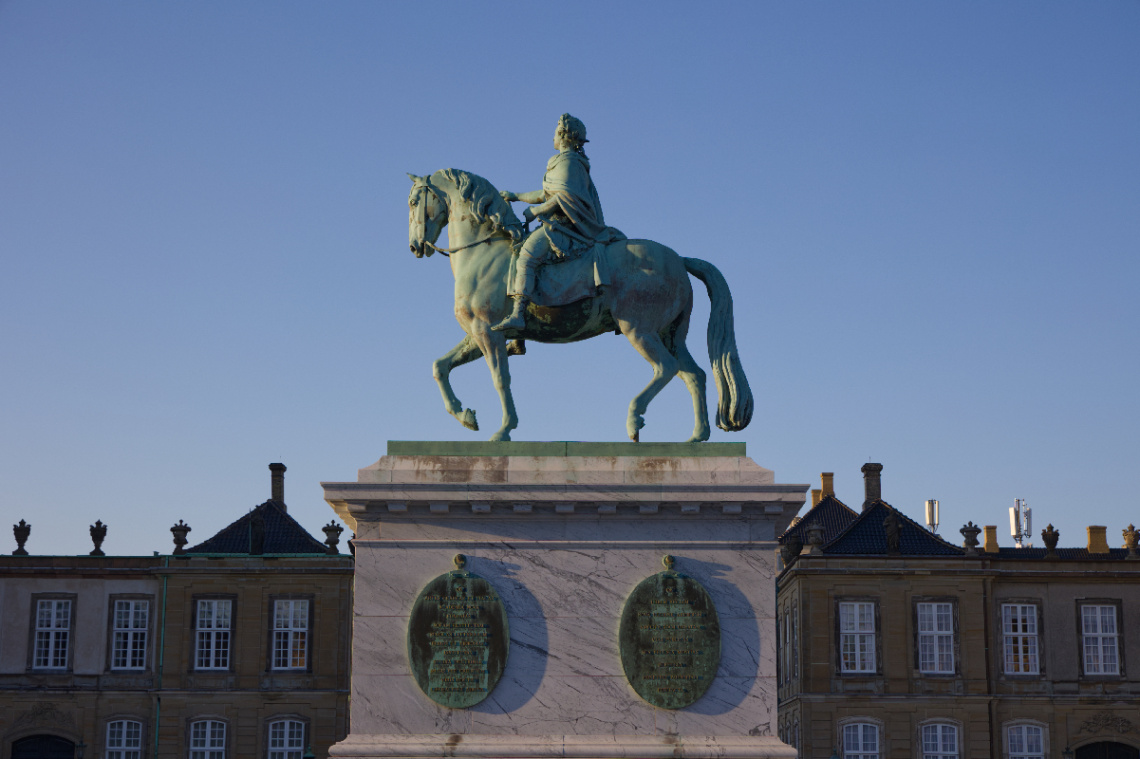 Rytterstatuen på Amalienborg Slotsplads i Kbh. Dk.