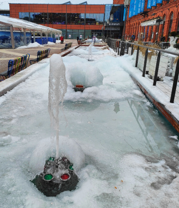 FOUNTAINS IN ICE