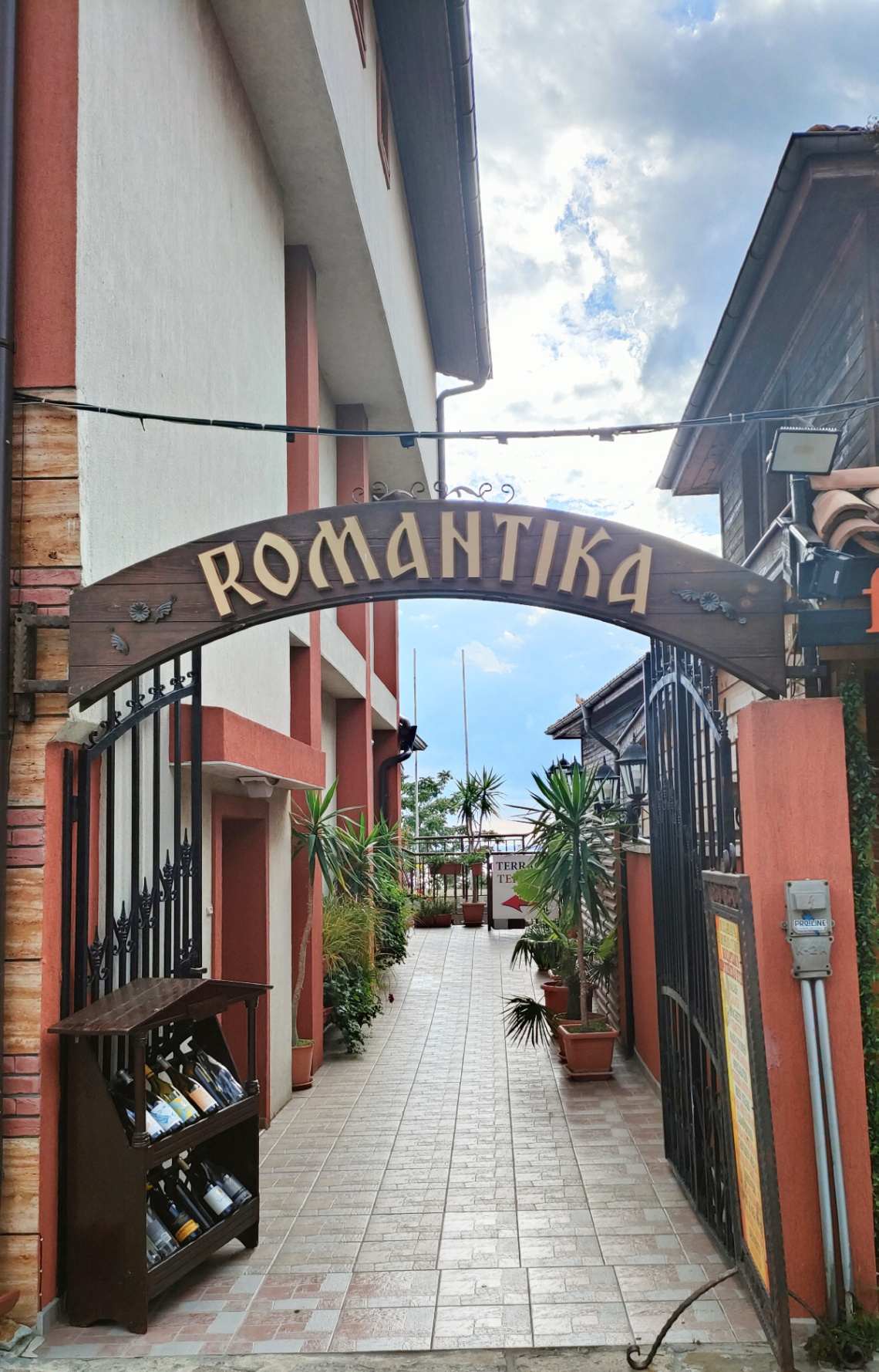 ENTRANCE TO THE RESTAURANT 