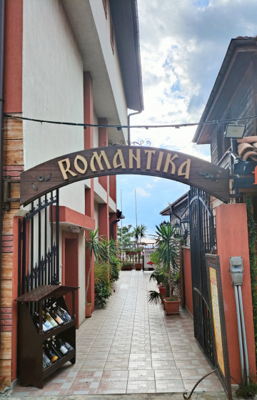 ENTRANCE TO THE RESTAURANT 