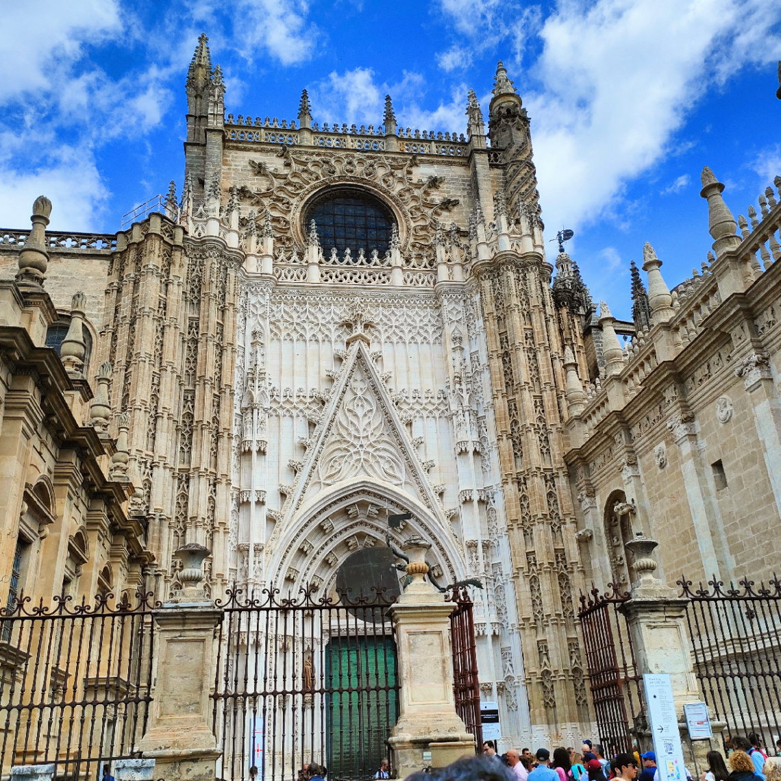 MAIN ENTRANCE TO THE CATHEDRAL 