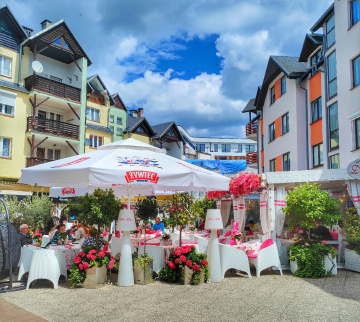 OUTDOOR CAFE