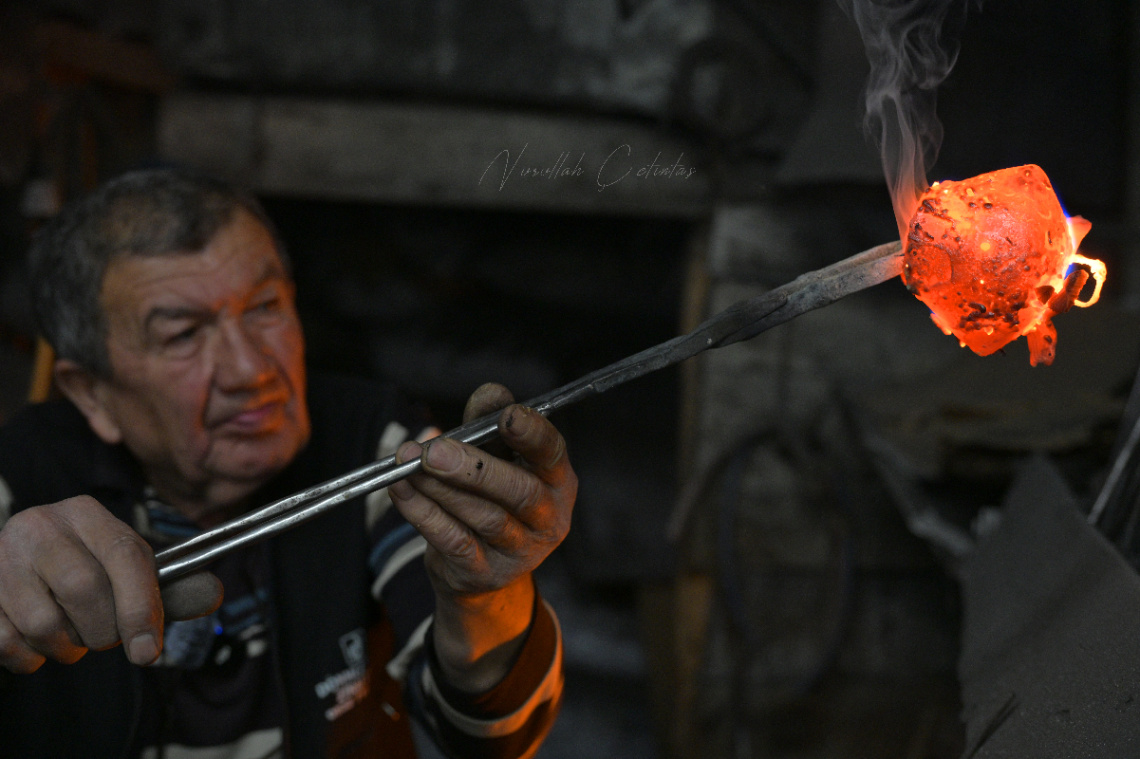 Ateşin Dumanında Kızaran Demir