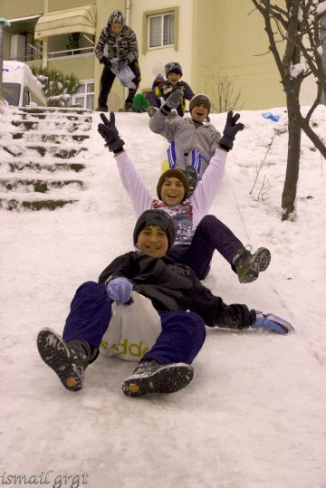 Kar herzaman çocukları sever :)