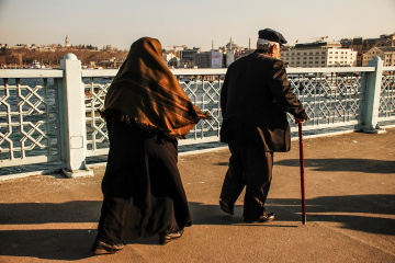 Bir Adım Geriden