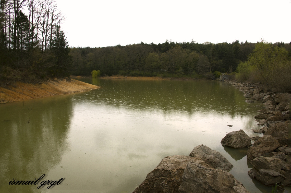 Otur Ve Yağmurla Gelen Huzuru İzle..