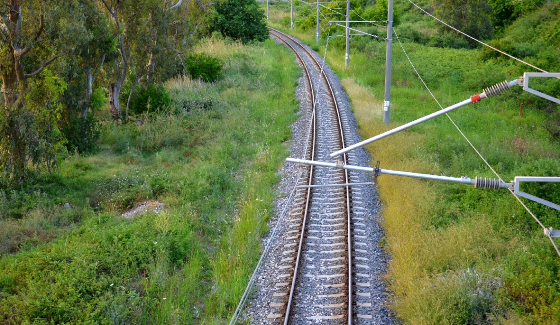 Kara tren gecikir belki hiç gelmez ;