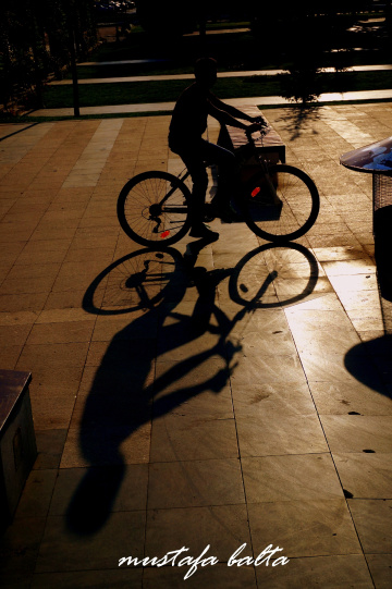 Gündoğarken bisikletli 