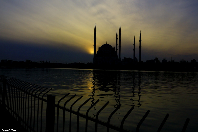Gün batımında bir Camii