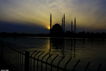 Gün batımında bir Camii