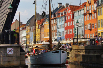 Heading out...(Nyhavn. Cph.)