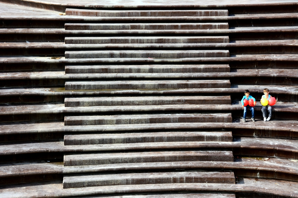 Merdivenlerde Çocuklar