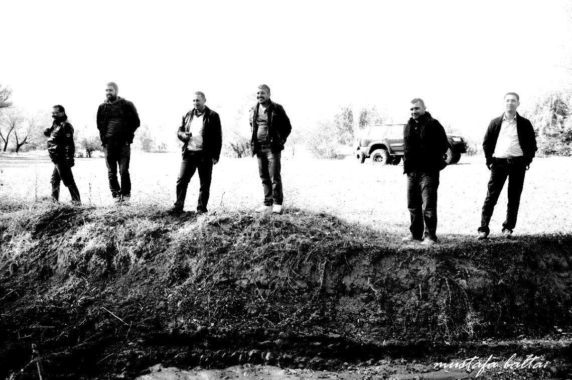 Bu adamlae nereye bakıyor 