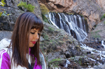 Şelalede bir kız