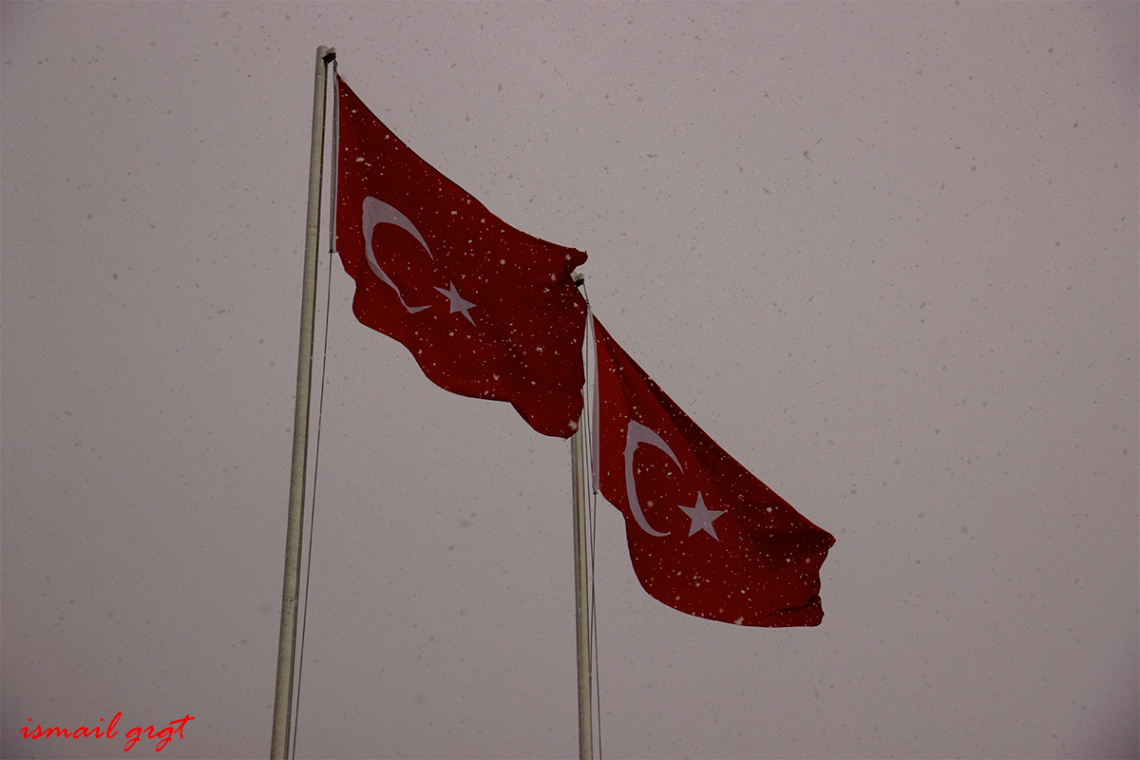 Karlar eşlik eder dalgalanan Kardelenime....