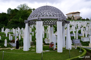 ALİYA İZZET BEGOVİÇ-DEVLET BAŞKANI KABRİ