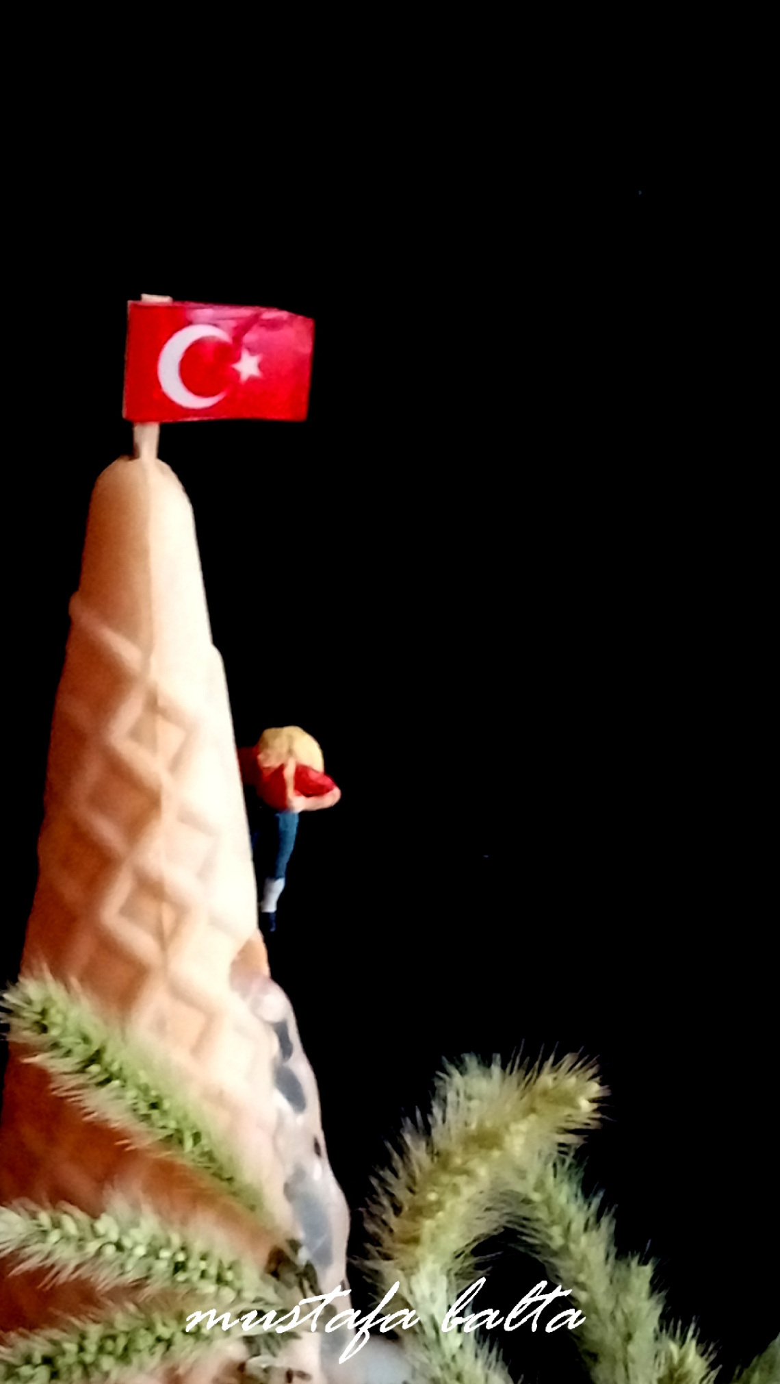 Miniciks Minimal Hayatlar Dağ ve Bayrak