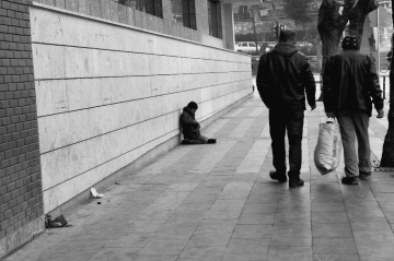 Bazen insan küçücüktür, sonra büyümez;  yaşlanır.