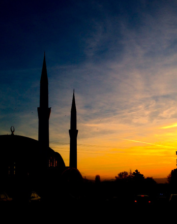 Ufuk kızıllaşmış akşama doğru...