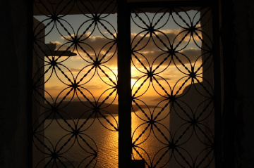 Kapının ardında gün batımı-Ege Denizi