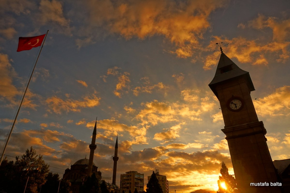 Miniciks Hayatlar  SİLÜET BELYAZIDA 