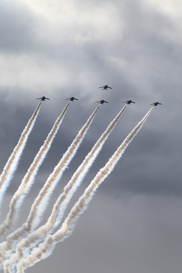 Bright contrails