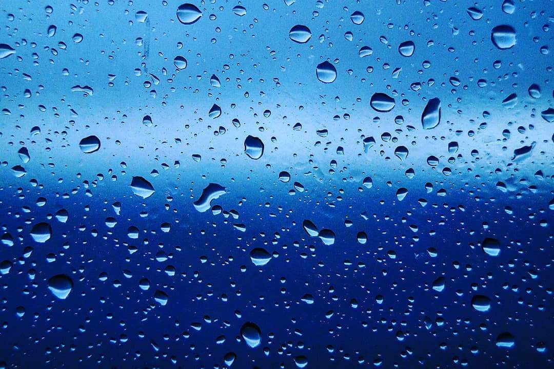 Su damlacıklı deniz mavisi