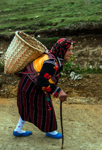 Bir Çepni kadını pazar yolunda.