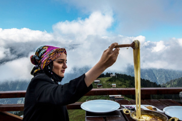 İyi Bayramlar...Muhlama Pokut'ta yenir.