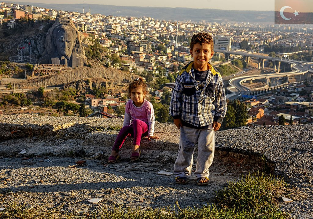 Gözümü açtım Cumhuriyet,  Yaşıyorum Cumhuriyet.