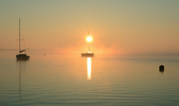 Foggy sunday by the lake